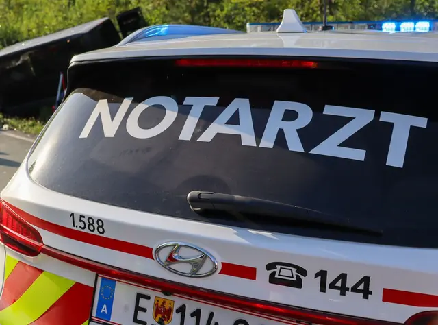 Bei einem Zusammenstoß zwischen einem Pkw und einem Kleinbus kam eine Person ums Leben. | Foto: Bezirksfeuerwehrkommando Oberwart/Alexander Flaschberger