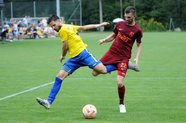 Kampf um den Ball: Florian Binder (Silz/Mötz) gegen Martin Plunser (Kematen). | Foto: sportszene.tirol