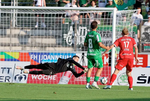 Starke Leistung im KSV-Tor: Richard Strebinger (KSV) mit  Nico Gorzel (A. Lustenau) und Robin Littig (KSV).  | Foto: GEPA pictures/Hans Oberländer