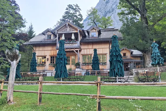 Jausenstation Seewiese, mit tollen (Baum-) Sonnenschirmen