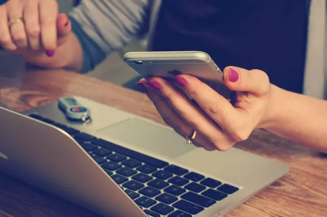 Die Betrüger kontaktierten die beiden Frauen jeweils über das Smartphone. Einmal in Form eines Messengerdienstes und einmal über einen Spieleanbieter.  | Foto: Pixabay