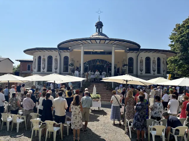 Die Fatimakapelle in Trössing bei Gnas ist ein bedeutender Wallfahrtsort. Zu Mariä Himmelfahrt kam Bischof Wilhelm Krautwaschl, um den neuen Glockenturm einzuweihen. | Foto: Gerda Sammer-Schmidt