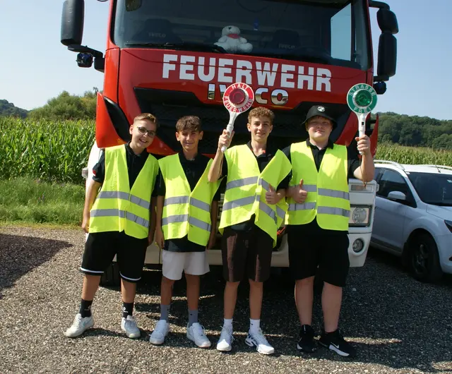 Die Feuerwehrjugend sogte für einen reibungslosen Ablauf auf den Parkplätzen.