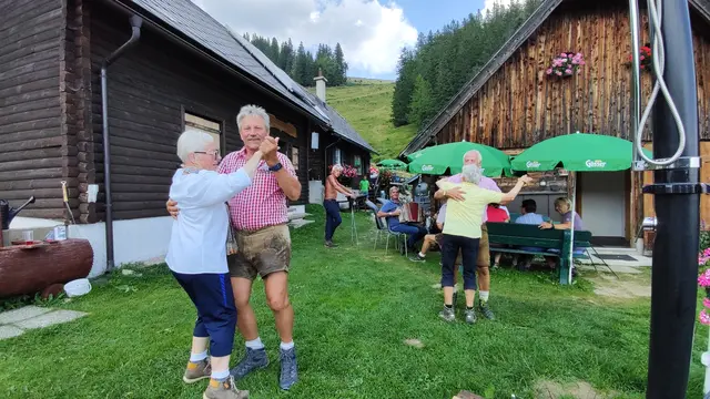 Die Stimmung ist bestens, und es wird auch das Tanzbein geschwungen...
 | Foto: I.Wozonig