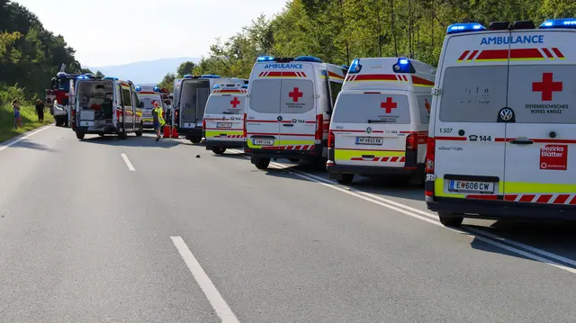 Sechs Personen wurden bei dem Unfall teilweise schwer verletzt. | Foto: Bezirksfeuerwehrkommando Oberwart/Alexander Flaschberger