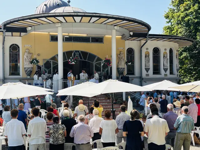 Die Fatimakapelle in Trössing bei Gnas ist ein bedeutender Wallfahrtsort. Zu Mariä Himmelfahrt kam Bischof Wilhelm Krautwaschl, um den neuen Glockenturm einzuweihen. | Foto: Gerda Sammer-Schmidt