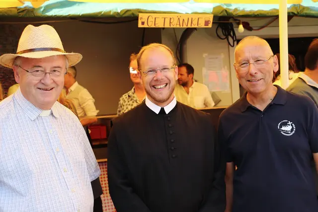 Die Zisterzienser Paulus Kamper und Thomas Friedmann (beide außen) mit Josef Beer, der in Hitzendorf den Nachprimiz-Segen spendete. | Foto: Edith Ertl