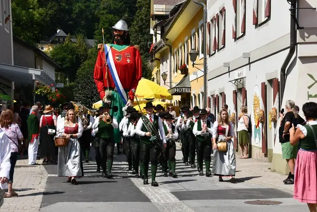 Mit der Stadtmusikkapelle voran zog der Samson am  Marienfeiertag durch Murau. | Foto: Anita Galler