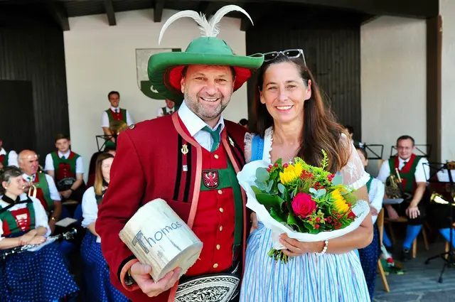 Thomas Schweighofer, Gattin Alexandra und ein Holz-Rohling mit Namenswidmung als "professorisches Geschenk". | Foto: Hassl