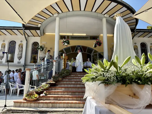 Die Fatimakapelle in Trössing bei Gnas ist ein bedeutender Wallfahrtsort. Zu Mariä Himmelfahrt kam Bischof Wilhelm Krautwaschl, um den neuen Glockenturm einzuweihen. | Foto: Gerda Sammer-Schmidt