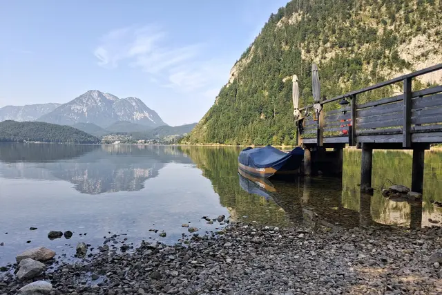 Am See kann man auch mit den berühmten Plätten fahren.