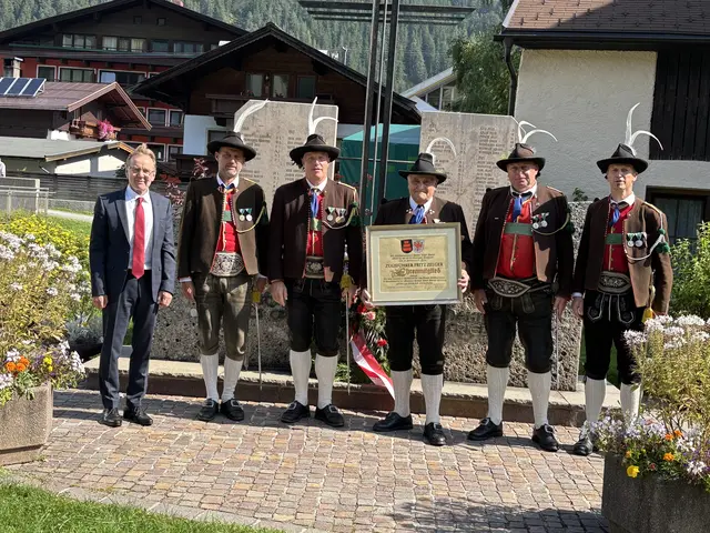 Die Waidringer Schützen verliehen an Fritz Zelger (Mi.) die Ehrenmitgliedschaft. | Foto: Kogler