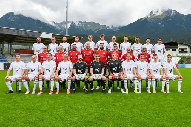 Der Kader mit namhaften Tiroler Unterhauskickern stellt sich am 23. August der Herausforderung FC Bayern München. | Foto: Maria Rangger