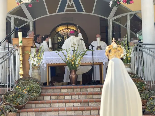Die Fatimakapelle in Trössing bei Gnas ist ein bedeutender Wallfahrtsort. Zu Mariä Himmelfahrt kam Bischof Wilhelm Krautwaschl, um den neuen Glockenturm einzuweihen. | Foto: Gerda Sammer-Schmidt