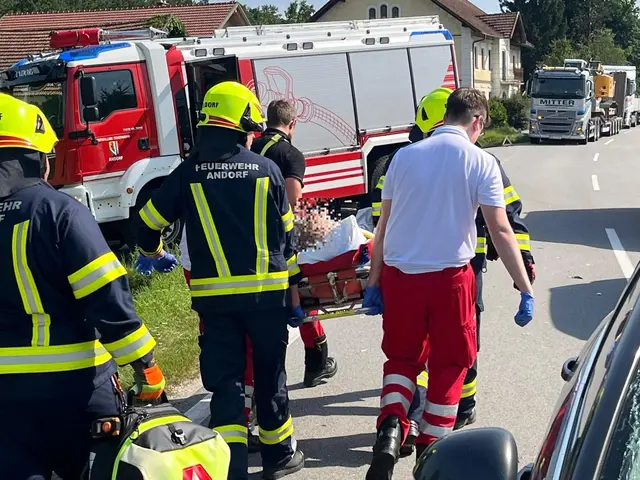 Ein 72-Jähriger wurde am 14. August 2025 auf die Windschutzscheibe eines Autos geschleudert, weil der Pkw-Lenker seinen Motorroller rammte. Der Mann wurde schwer verletzt und mit dem Rettungshubschrauber ins Krankenhaus gebracht. Der Autofahrer war alkoholisiert. | Foto: FF Andorf