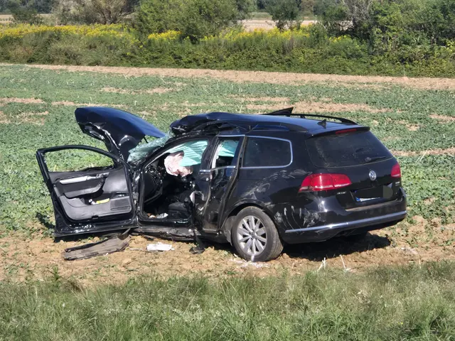Der eingeklemmte Pkw-Lenker musste von den Einsatzkräften aus seinem Auto geborgen werden. | Foto: Feuerwehr Mogersdorf-Ort