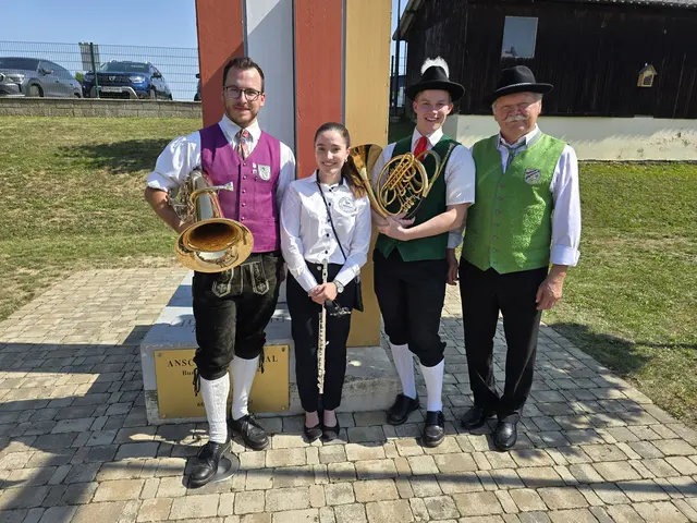 Bürgermeister Edi Zach (r) mit Vertretern der drei Gästekapellen aus dem Wienerwald, aus Kroatien und der Steiermark. | Foto: Peter Sattler