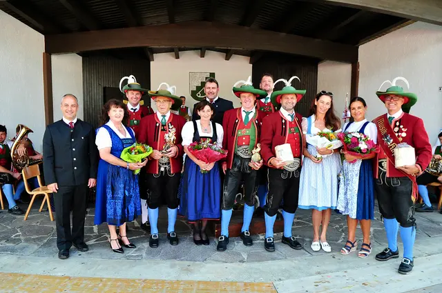 Die geehrten Mitglieder der Musikkapelle Birgitz mit den Gratulanten auf einen Blick. | Foto: Hassl