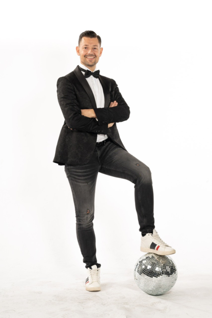 Moderiert wird das Charity-Promirennen beim Cyclodome Salzburg 2025 von Vorjahressieger und Profitänzer Florian Gschaider. | Foto: ebihara Foto
