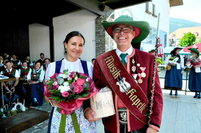 Der Holzbrocken mit Widmung gefiel auch Michael Kirchmair und Lebensgefährtin Barbara. | Foto: Hassl