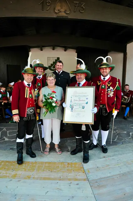 Ein Ehrenfähnich bei den Birgitzer Schützen: Isidor Kirchmair durfte diese seltene Ehrung entgegennehmen. | Foto: Hassl