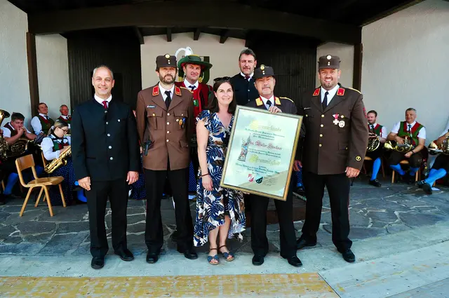 Ein Mann, der im Feuerwehrwesen Meilensteine gesetzt hat: Walter Stockner wurde die Ehrenmitgliedschaft der Feuerwehr Birgitz verliehen. | Foto: Hassl