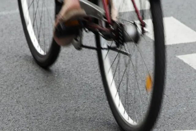 Nach einem Zusammenstoß zweier Fahrradfahrender sucht die Polizei nach einem unbekannten fahrerflüchtigen Jugendlichen. 
 | Foto: Friedberg/fotolia / Symbolbild