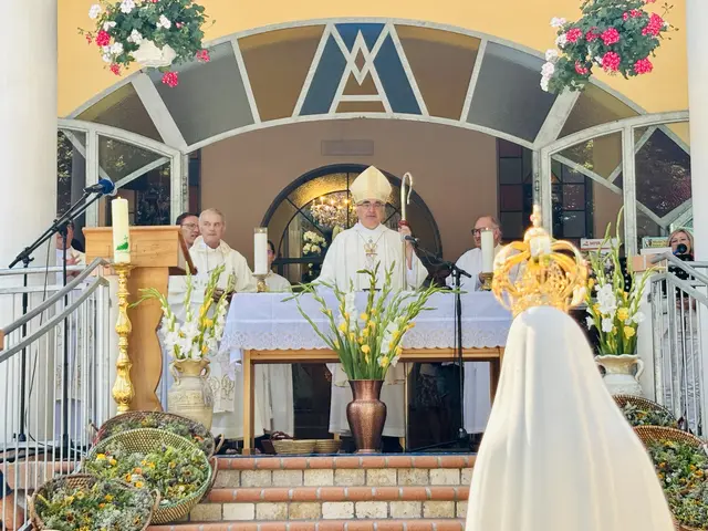 Die Fatimakapelle in Trössing bei Gnas ist ein bedeutender Wallfahrtsort. Zu Mariä Himmelfahrt kam Bischof Wilhelm Krautwaschl, um den neuen Glockenturm einzuweihen. | Foto: Gerda Sammer-Schmidt