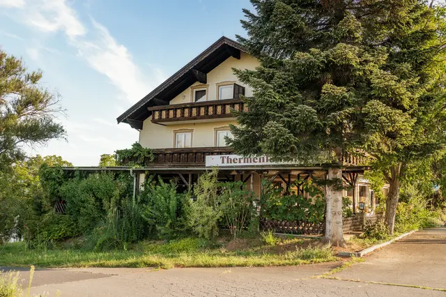 Der Weg führt auch zum Thermenlandhof. Hier trennen sich die markierten Wege Imkermeile und Weitwanderweg "spirituelles Dach. | Foto: Gerald Lang Photography