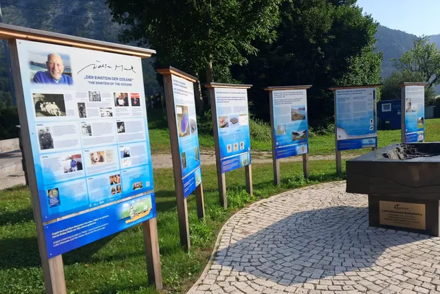 Der "Einstein der Ozeane" wie der berühmte, in Österreich geborene und in Amerika lebende Meeresforscher Walter Munk auch genannt wurde,
wird mit interessanten Informationstafeln gedacht.
Altausee war der Lieblingsort seiner Kindheit
Er verstarb 2019 mit 101 Jahren. 