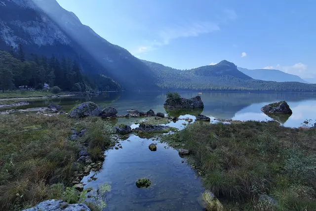 Die Sonne schickt ihre ersten Strahlen,.