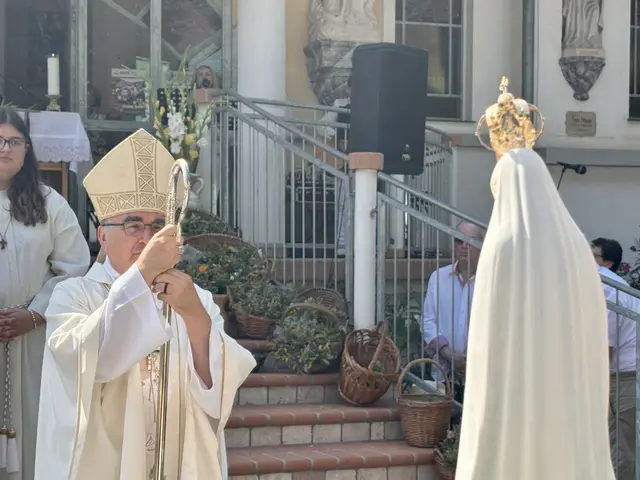 Die Fatimakapelle in Trössing bei Gnas ist ein bedeutender Wallfahrtsort. Zu Mariä Himmelfahrt kam Bischof Wilhelm Krautwaschl, um den neuen Glockenturm einzuweihen. | Foto: Gerda Sammer-Schmidt