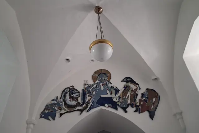 Hat mir gefallen, diese künstlerische Arbeit über dem Eingang der Kirche.