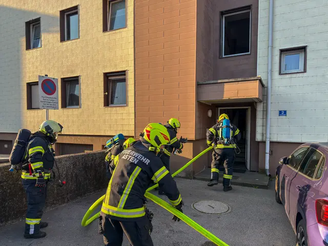 Drei Feuerwehren rückten zu dem Brand in Asten am 15. August 2025 um 7 Uhr morgens aus. In einer Küche war ein Feuer ausgebrochen.  | Foto: TEAM FOTOKERSCHI / WERNER KERSCHBAUMMAYR