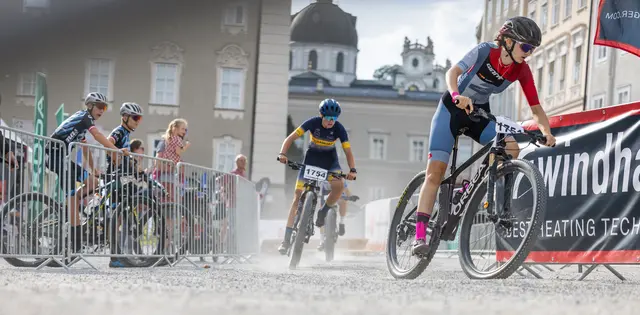 Beim Cyclodome Salzburg kommen die BesucherInnen auch in den Genuss von professionellem Mountainbike-Sport - mitten in der Salzburger Altstadt. | Foto: wildbild