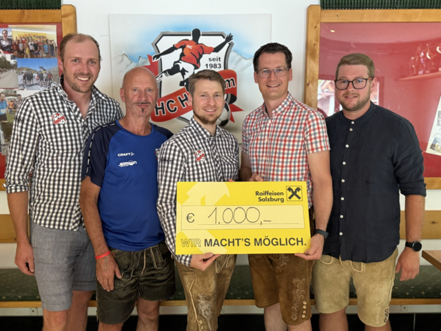 Im Bild v.l. Lukas Schild, Toni Hutter, Christian Mayr (alle HC Harham), Simon Altenberger (Präsident LIONS Saalfelden) und Markus Miesl (LIONS Saalfelden) bei der Scheckübergabe.  | Foto: LIONS Saalfelden/Heinz Bayer  