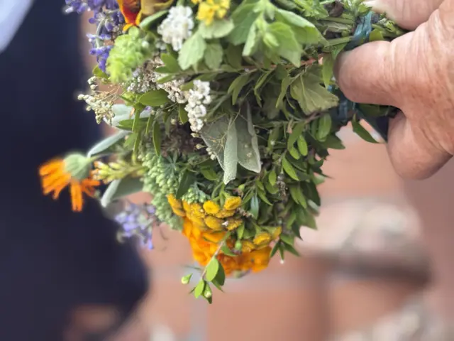 Die Fatimakapelle in Trössing bei Gnas ist ein bedeutender Wallfahrtsort. Zu Mariä Himmelfahrt kam Bischof Wilhelm Krautwaschl, um den neuen Glockenturm einzuweihen. | Foto: Gerda Sammer-Schmidt