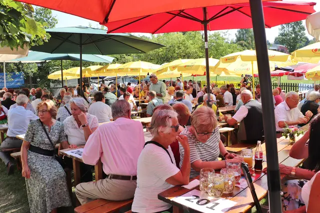 Zusammenkommen, bei hervorragender Musik gut essen und den Feiertag genießen stand beim Pfarrfest in Hitzendorf am Programm. | Foto: Edith Ertl