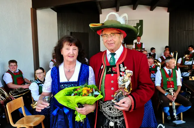 60 Jahre Musikant: Anton Schweighofer mit Gattin Maria, die ihrerseits seit langem als "Frau für alle Fälle" bei "Notfälle in der Musikkapelle gilt und weit mehr als nur einen Knopf wieder angenäht hat ... | Foto: Hassl