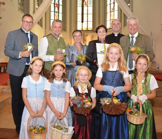 Harald Froschauer, Geschäftsführer der Volkskultur Niederösterreich, Lukas Michlmayr, Bürgermeister der Stadt Haag, Goldhaubenobfrau Daniela Heinzl, Maria Sturm, Obfrau der Goldhaubengruppe Haag, Pfarrer Helmut Prader und Landtagsabgeordneter Anton Kasser sowie einige Goldhaubenmädchen mit den Kräutersträußchen bei der Goldhaubenwallfahrt in der Stadt Haag. | Foto: Volkskultur Niederösterreich