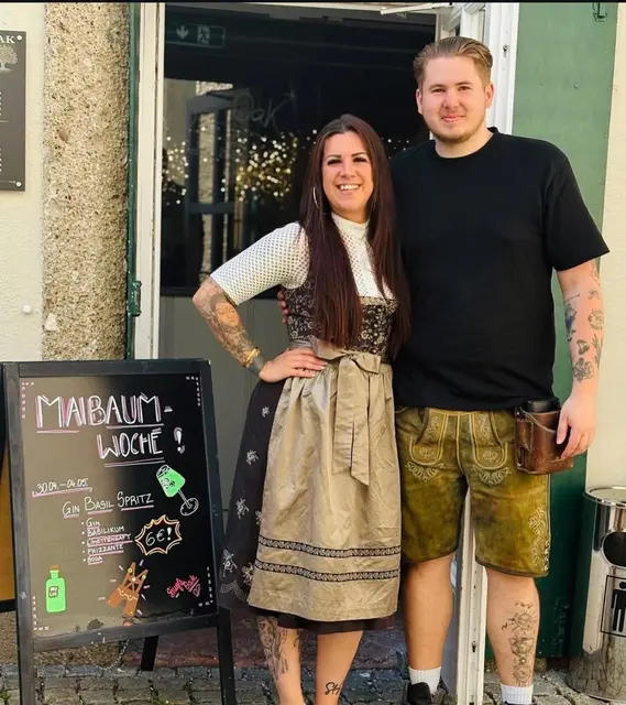 Die Drei von der "Single Oak Bar" in der Krotachgasse (im Bild Daniela Krismer und Marcel Titze) blicken auf ein ihrer Meinung nach durchwachsenen, aber lehrreiches erstes Jahr in der Gastronomie zurück, das sie aber finanziell über dem Durchschnitt abschlossen. | Foto: zVg/Single Oak Bar
