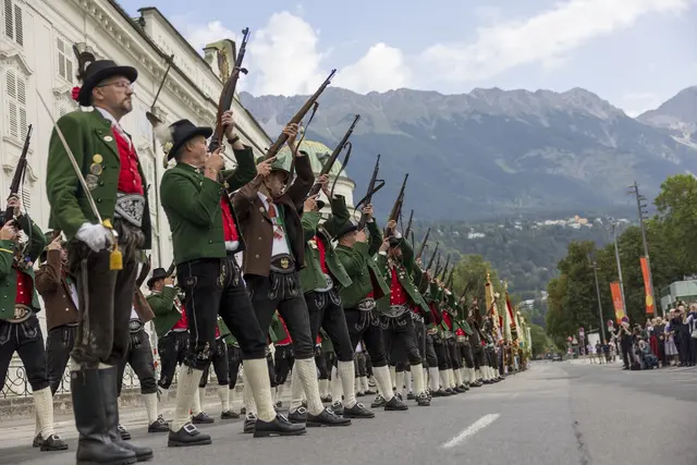 Ehrensalve beim landesüblichen Empfang vor der Kaiserlichen Hofburg zu Innsbruck. | Foto: Land Tirol/Sedlak