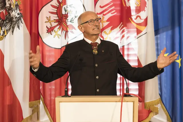 LH Anton Mattle bedankte sich bei den Geehrten, die sich durch ihren unermüdlichen Einsatz und Hingabe für das Gemeinwohl eingesetzt haben. | Foto: Land Tirol/Sedlak