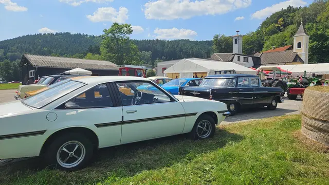 Am Programm des Nostalgiekirtags Oberschlatten stand heuer auch eine Oldtimer-Auffahrt. Verschiedenste "Oldies" konnten bestaunt werden: PKWs und Traktoren unterschiedlichster Bauart und Jahrgänge waren versammelt und starteten am Nachmittag auch zur gemeinsamen kurzen Ausfahrt.
Fotocredit: Martina Piribauer | Foto: Martina Piribauer