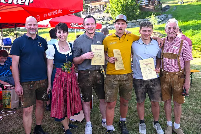 Markus Krammer (FF Ebene Reichenau), Andrea Scherer (Singkreis -Reichenau), Sieger Christian Jankl, Dario Ebner (2.), Gregor Prodinger (3.) und Schiedsrichter
Rudi Obergrießnig,  | Foto: Josef Bodner
