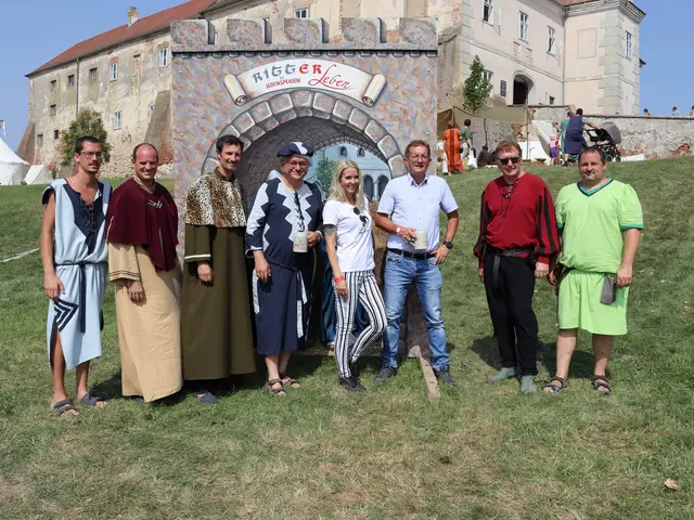 Inmitten der Prominenz: Simone Lugner vor dem Schloss. | Foto: Graf