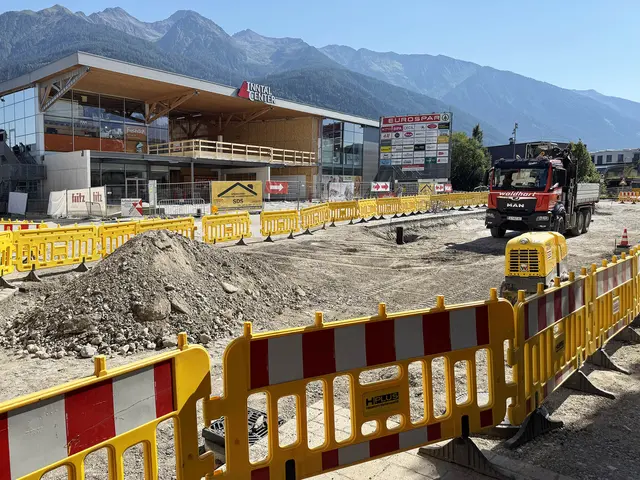 Baustelle Begegnungszone: Die Weißenbachgasse bleibt beim Inntalcenter noch eine Zeitlang gesperrt. | Foto: MG Telfs/Dietrich