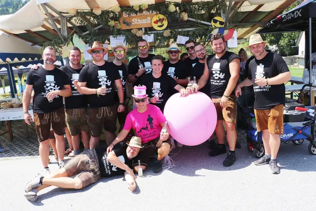 Martin  heiratetet demnächst. Zuvor wurde mit Freunden beim Stiwoller Dorffest gepoltert. Für die Liebe seines Lebens ließ sich der Bräutigam sogar in das auffällige Outfit stecken.  | Foto: Edith Ertl