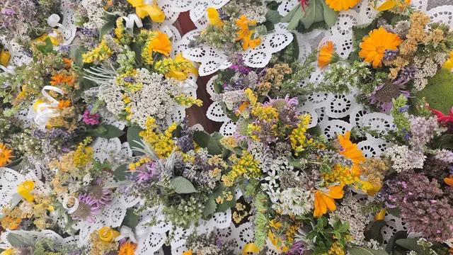 Beim Nostalgiekirtag in Oberschlatten am 15. August wird auch die Tradition der Kräuterweihe gelebt.
Dafür wurden diese herrlich bunten, duftenden Kräutersträußchen liebevoll gebunden.
Fotocredit: Martina Piribauer | Foto: Martina Piribauer