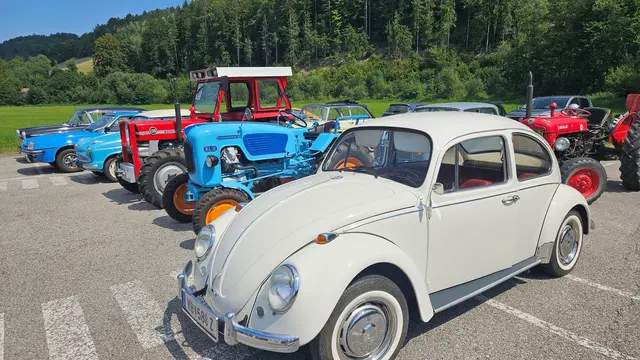 Am Programm des Nostalgiekirtags Oberschlatten stand heuer auch eine Oldtimer-Auffahrt. Verschiedenste "Oldies" konnten bestaunt werden: PKWs und Traktoren unterschiedlichster Bauart und Jahrgänge waren versammelt und starteten am Nachmittag auch zur gemeinsamen kurzen Ausfahrt.
Fotocredit: Martina Piribauer | Foto: Martina Piribauer